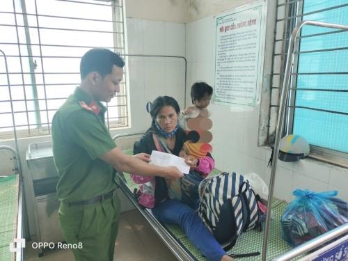 Thượng úy Đinh Thanh Hưng trao kinh phí hỗ trợ vận động được cho mẹ con chị Phượng