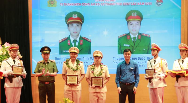 Thiếu úy Nguyễn Thị Lý nhận giải thưởng “Gương mặt trẻ Công an tiêu biểu” năm 2022.
