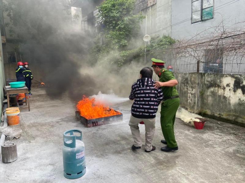 Công an quận Thanh Khê tăng cường thực tập phương án phòng cháy chữa cháy trong khu dân cư.