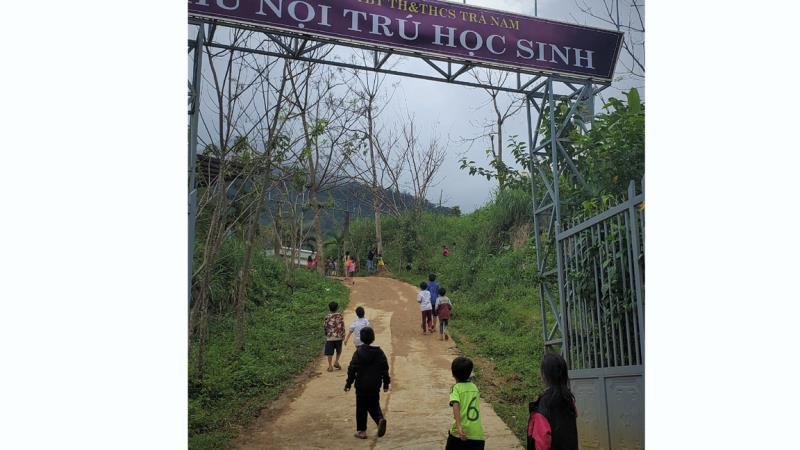 Đường đến trường của các em học sinh ở Trà Nam.