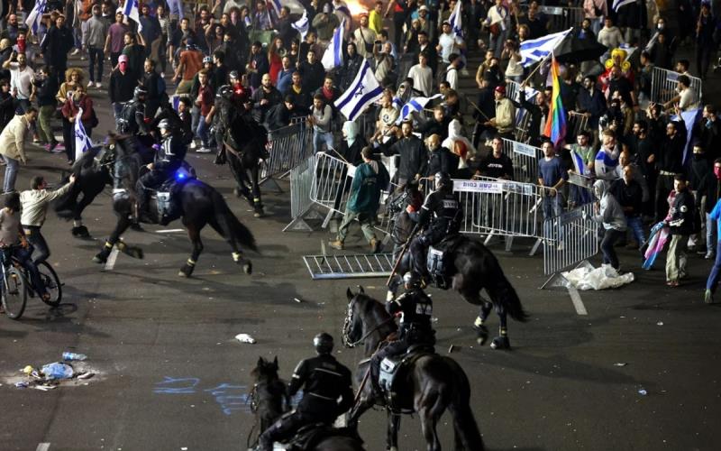 Biểu tình lan rộng ở Israel tối 26-3 sau khi Bộ trưởng Quốc phòng Yoav Gallant bị cách chức do phản đối cải cách tư pháp.
Ảnh: AFP