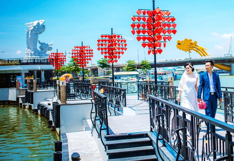 Các khu vực gồm cầu "Tình Yêu", "Cá chép hóa Rồng" và cầu Rồng nằm trên địa bàn Q.Sơn Trà là những điểm "check in" nổi tiếng của TP Đà Nẵng thu hút đông người dân và du khách.