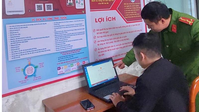 CAP Đông Giang hướng dẫn người dân sử dụng dịch vụ công trực tuyến.