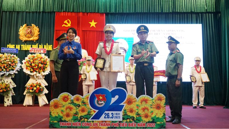 Thành đoàn Đà Nẵng trao tặng Kỷ niệm chương "Vì thế hệ trẻ" cho Đại tá Trần Đình Liên.