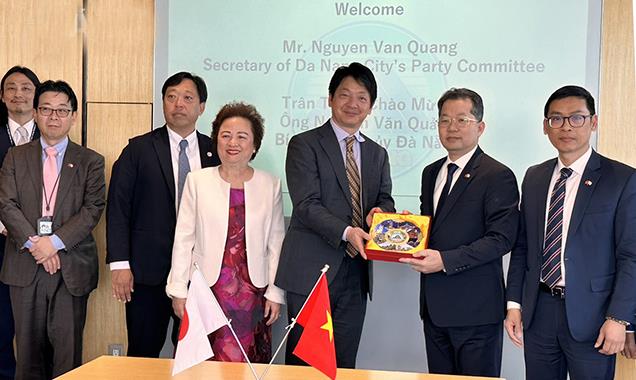 Phó Chủ tịch Thường trực UBND thành phố Hồ Kỳ Minh (thứ 4 từ phải sang) tặng quà lưu niệm cho Tập đoàn Pasona.