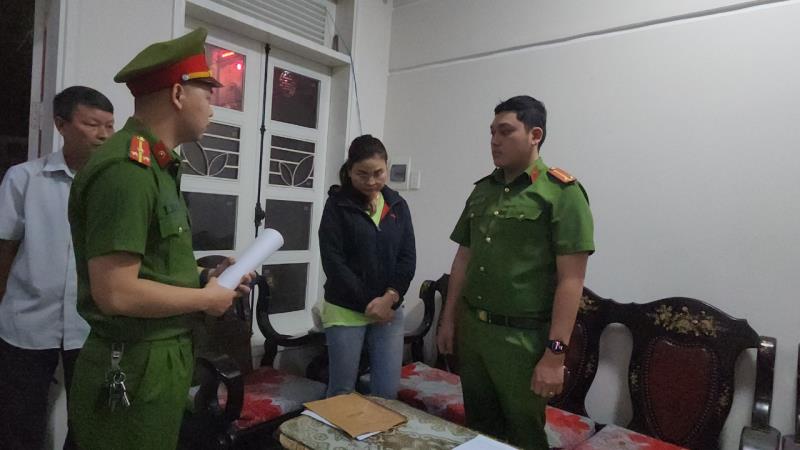 Lực lượng Công an thực hiện lệnh khám xét nơi ở của Tâm.