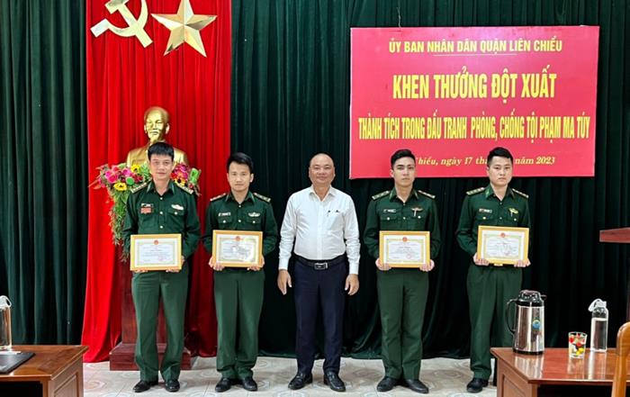 Lãnh đạo quận Liên Chiểu khen thưởng đột xuất Đồn Biên phòng Hải Vân.