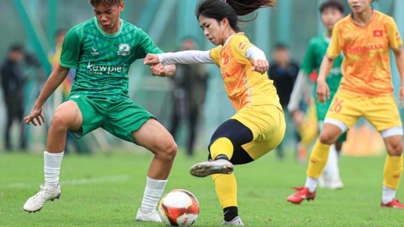 Đội tuyển nữ Việt Nam (áo sáng) không thể vượt qua lứa đàn em U15 của CLB Phù Đổng.
