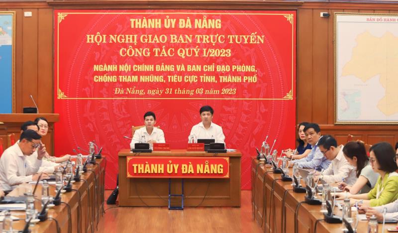 Phó Bí thư Thường trực Thành ủy Đà Nẵng Lương Nguyễn Minh Triết và Trưởng Ban nội chính Thành ủy Võ Công Chánh đồng chủ trì hội nghị tại đầu cầu Đà Nẵng.
