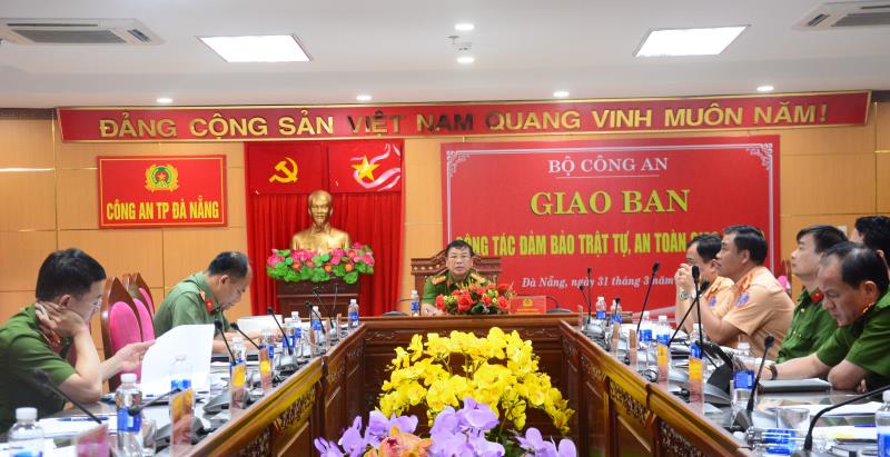 Đại tá Trần Phòng- Phó Giám đốc Công an TP Đà Nẵng phát biểu tại đầu cầu Đà Nẵng