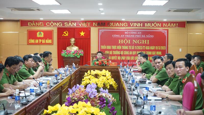 Đại tá Nguyễn Văn Tăng chủ trì điểm cầu trực tuyến tại Công an TP Đà Nẵng.