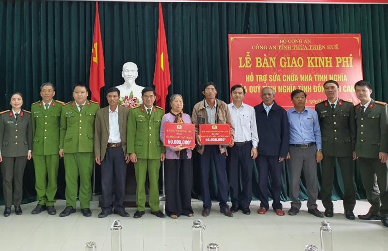 Đại tá Nguyễn Đình Thừa cùng các đại biểu trao kinh phí sửa chữa nhà ở cho các gia đình chính sách.