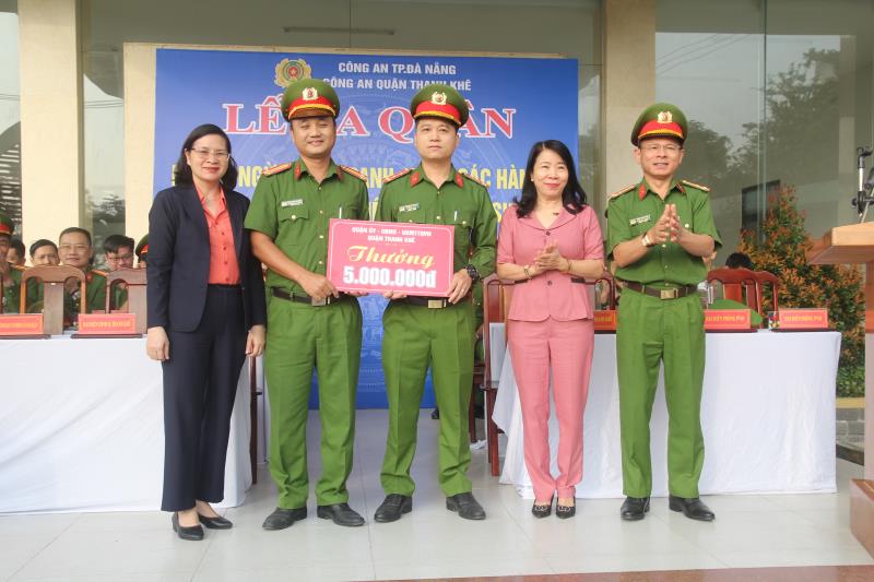Lãnh đạo quận Thanh Khê trao thưởng cho lực lượng Cảnh sát PCCC&CNCH CAQ Thanh Khê.