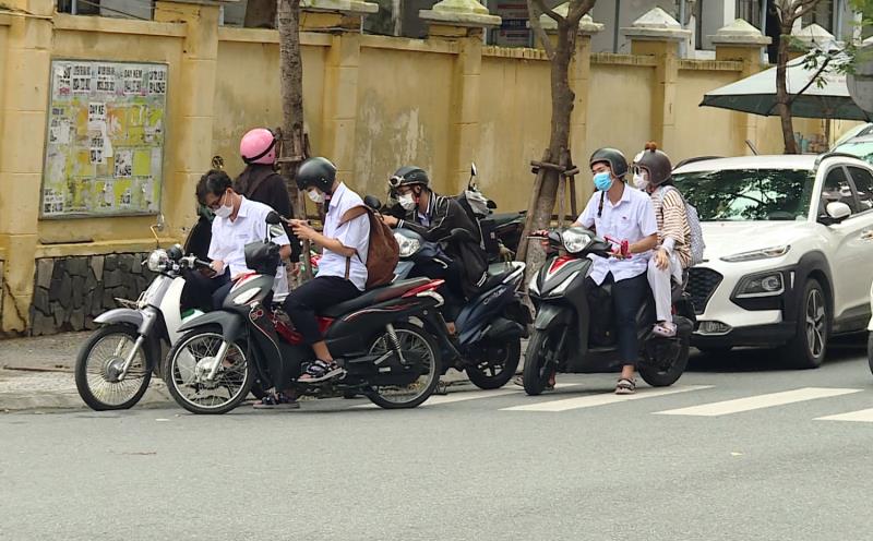 Học sinh đi xe máy đến trường rất phổ biến sau giờ tan học.