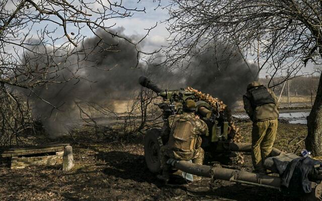 Binh sĩ Ukraine bắn lựu pháo 105mm về phía các vị trí của Nga, gần thành phố Bakhmut hôm 4-3.