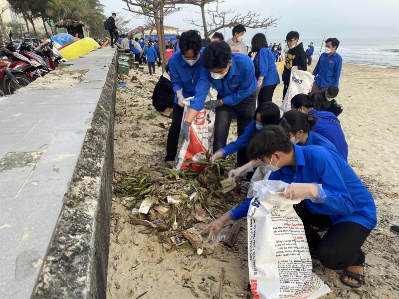 Đoàn viên thanh niên Đà Nẵng ra quân làm sạch bãi biển Nguyễn Tất Thành.