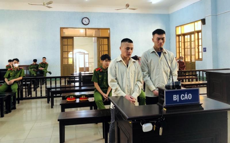 Bị cáo Nguyễn Xuân Hoàng (bìa trái) và Nguyễn Văn Thái tại phiên tòa sơ thẩm.