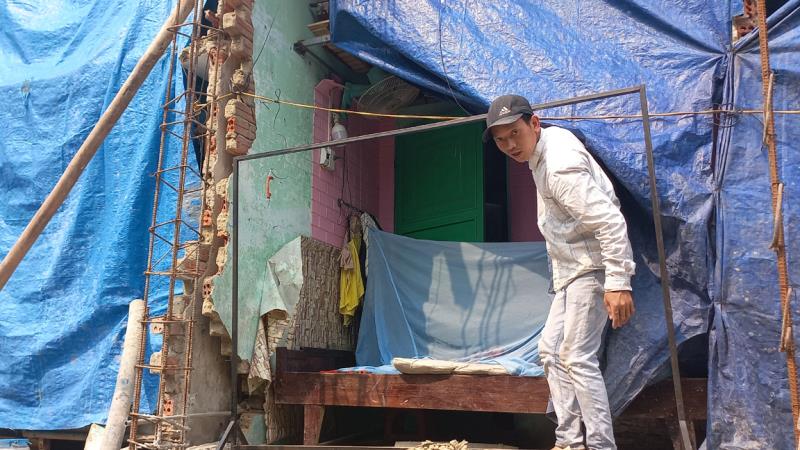 Cùng với nứt lún, nhà ông Nguyễn Thành Đông bị tách tường với nhà hàng xóm, nghiêng về phía tuyến cống vừa được thi công.