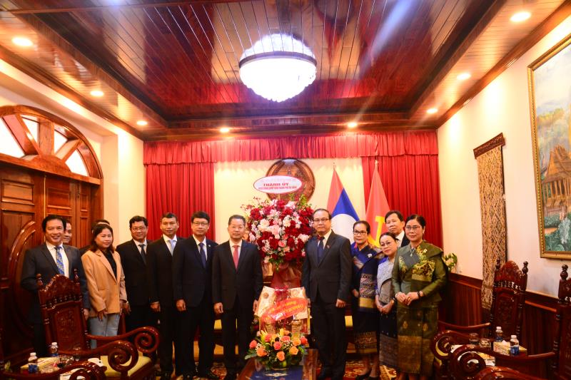 Bí thư Thành ủy cùng các đồng chí lãnh đạo thành phố tham gia một nghi lễ của Lào nhân dịp đến thăm, chúc tết