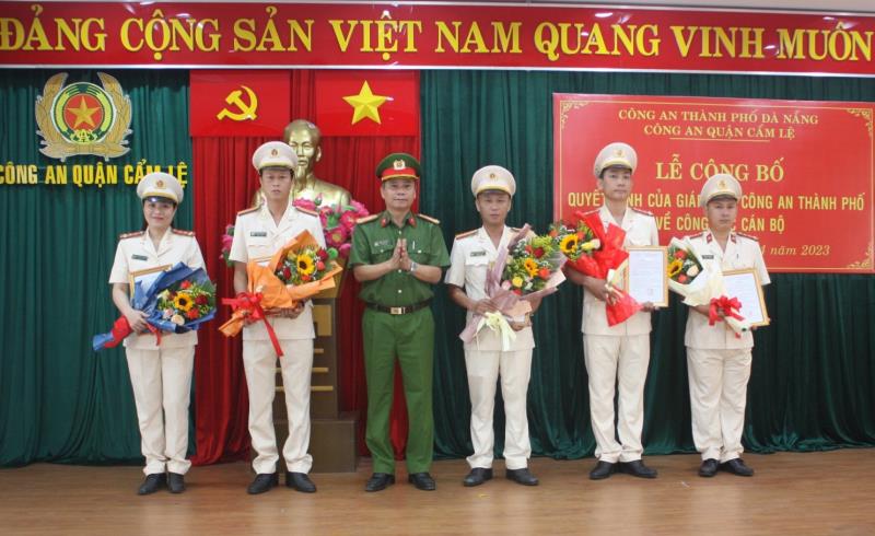 Đại tá Đặng Văn Khuôn- Trưởng Công an quận Cẩm Lê trao quyết định cho các đồng chí được điều động, bổ nhiệm