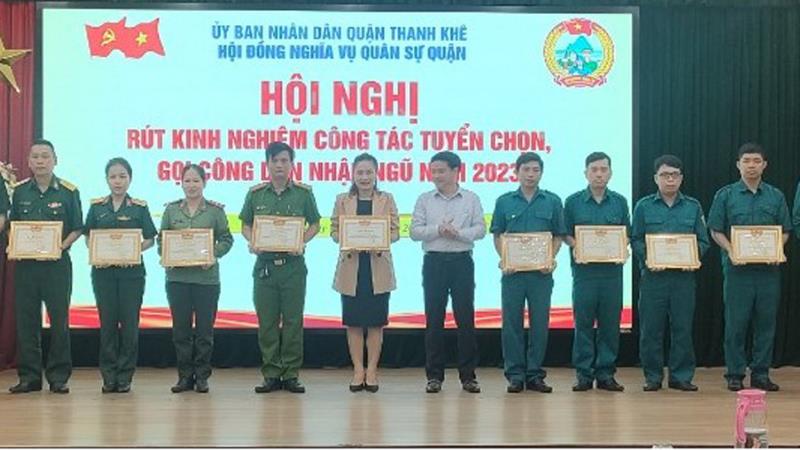 Chủ tịch UBND Q. Thanh Khê Hồ Thuyên trao thưởng các tập thể, cá nhân.