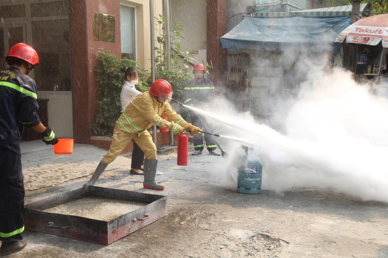 Lực lượng chữa cháy tại chỗ sử dụng bình chữa cháy xách tay khống chế đám cháy.