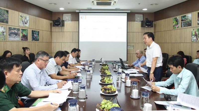 Phó Giám đốc Sở Tài nguyên và Môi trường Nguyễn Quang Vinh báo cáo tại buổi làm việc.