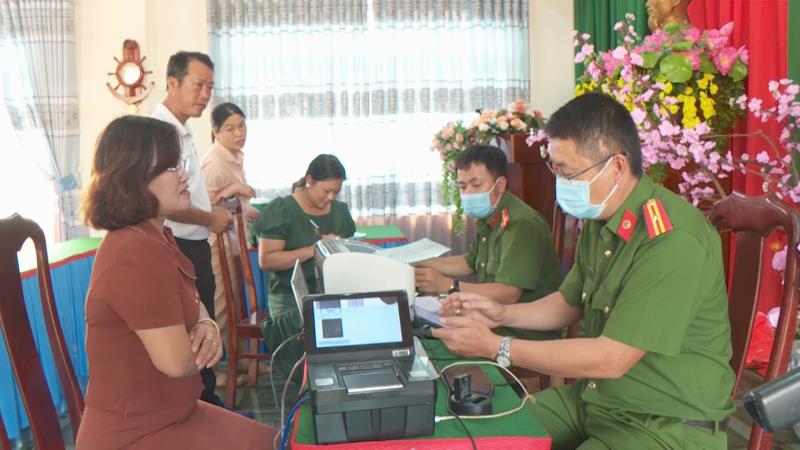 Công an huyện Cư Kuin và Công an xã Ea BHốk hướng dẫn người dân cài đặt ứng dụng VNeiD, kích hoạt tài khoản định danh điện tử mức độ 2