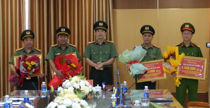 Thượng tá Nguyễn Đại Đồng trao thưởng cho các tập thể.
