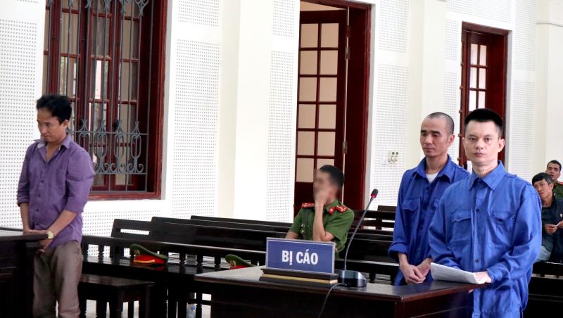 Bị cáo Đào Hữu Phú (bìa phải) trình bày tại tòa.