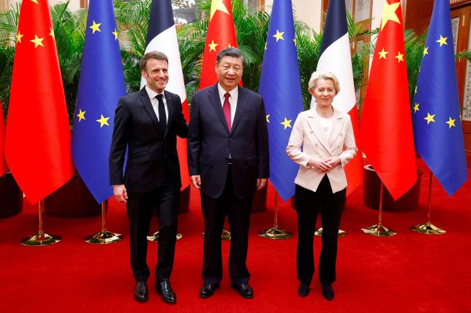 Tổng thống Pháp Emmanuel Macron, Chủ tịch Trung Quốc Tập Cận Bình và Chủ tịch Ủy ban châu Âu Ursula von der Leyen gặp mặt tại Bắc Kinh ngày 6-4. Ảnh: Reuters