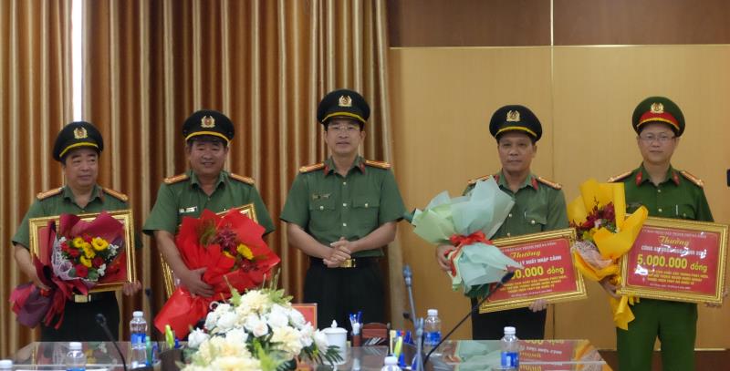 Thượng tá Nguyễn Đại Đồng phát biểu chỉ đạo tại buổi khen thưởng.