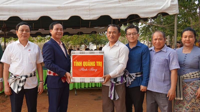 Lãnh đạo tỉnh Quảng Trị trao quà cho đại diện huyện Nòng nhân chuyến công tác tại Lào.