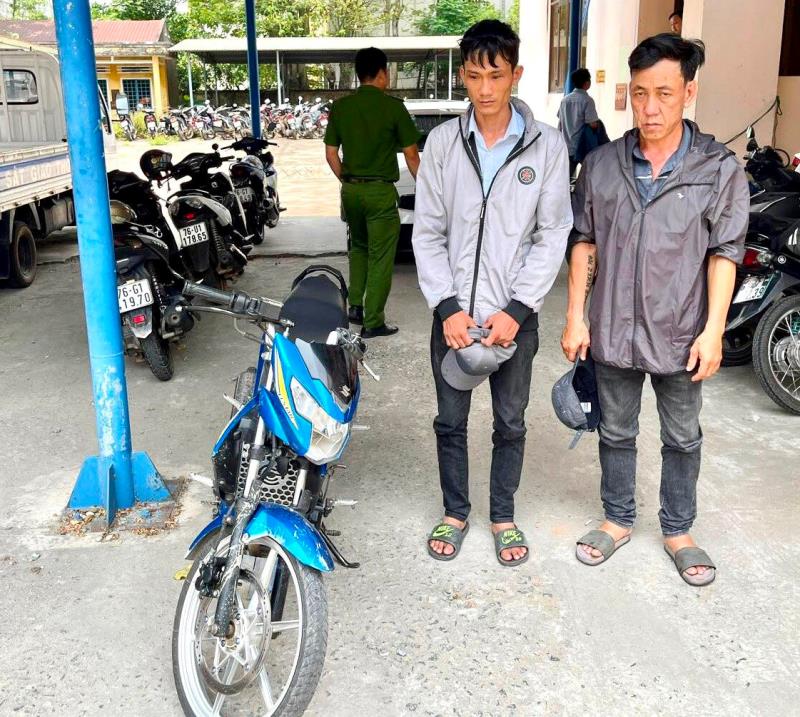 Lê Việt Thành, Lê Quốc Duân và chiếc xe máy tang vật trộm cắp.