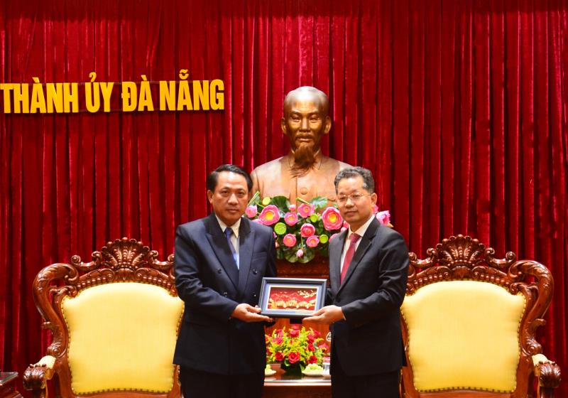Bí thư Thành ủy Đà Nẵng Nguyễn Văn Quảng tặng quà lưu niệm cho đồng chí Buonchom Ubonpasơuth.