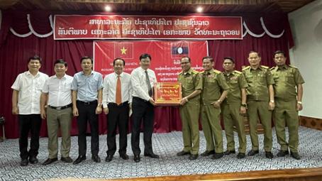Đoàn công tác Công an Thừa Thiên-Huế thăm, chúc Tết Công an tỉnh Chăm Pa Sắc.