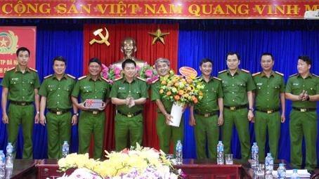 Lãnh đạo Công an quận Thanh Khê trao thưởng cho cán bộ chiến sĩ Công an phường Vĩnh Trung.