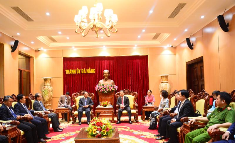 Bí thư Thành ủy Nguyễn Văn Quảng tặng quà lưu niệm cho đồng chí Buonchom Ubonpasơuth