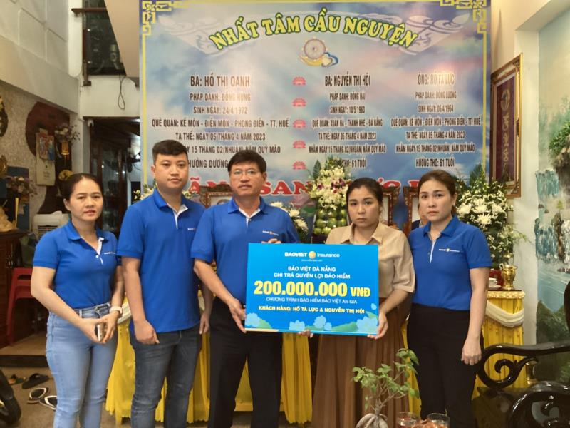 Đại diện lãnh đạo Công ty Bảo Việt Đà Nẵng trao số tiền bảo hiểm cho thân nhân nạn nhân.