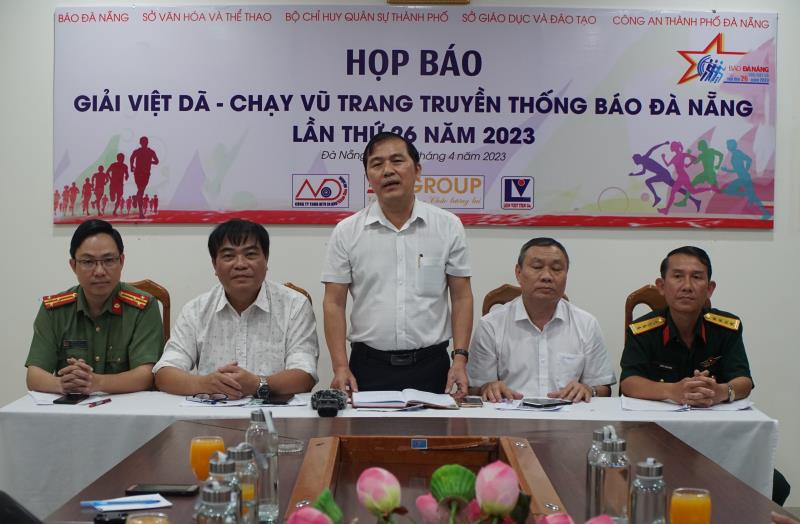 Ông Nguyễn Đức Nam - Tổng biên tập Báo Đà Nẵng chia sẻ thông tin về Giải tại cuộc họp báo chiều 14-4.