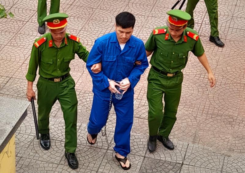 Hai bị cáo Tongleng và Thongvang bị dẫn giải đến phiên tòa.