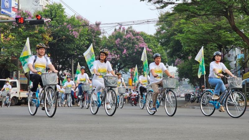 Các đại biểu diễu hành xe đạp trên các tuyến đường ở TP Pleiku.