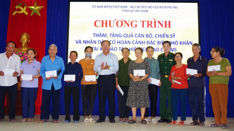 Lãnh đạo đoàn công tác thăm, tặng quà nhân dân xã đảo Tân Hiệp.