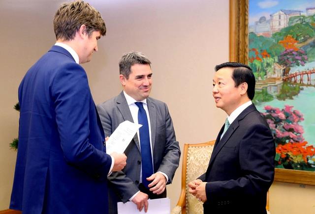 Phó Thủ tướng Trần Hồng Hà trao đổi với ông Tibor Stelbaczky (thứ 2 từ trái sang) và ông Chris Taylor.