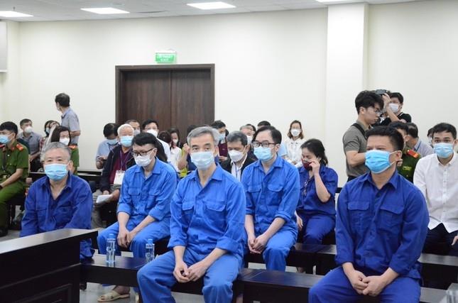 Bị cáo Nguyễn Quang Tuấn cùng đồng phạm tại phiên tòa.
