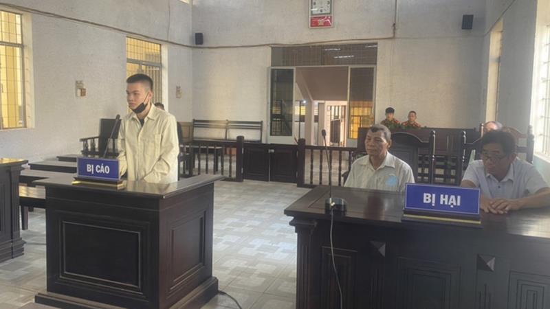 Bị cáo Nông Văn Bằng và người cha tại phiên tòa sơ thẩm.
