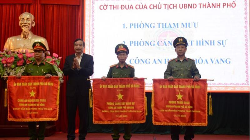 Cán bộ chiến sĩ Phòng Tham mưu Công an TP Đà Nẵng báo công dâng Bác ngày 17-4-2023.