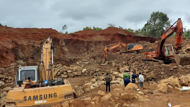 Lực lượng chức năng kiểm tra, ngăn chặn hoạt động khai thác đá trái phép tại thôn Đức Bình (xã Đức Mạnh, huyện Đắk Mil). Ảnh: T.T