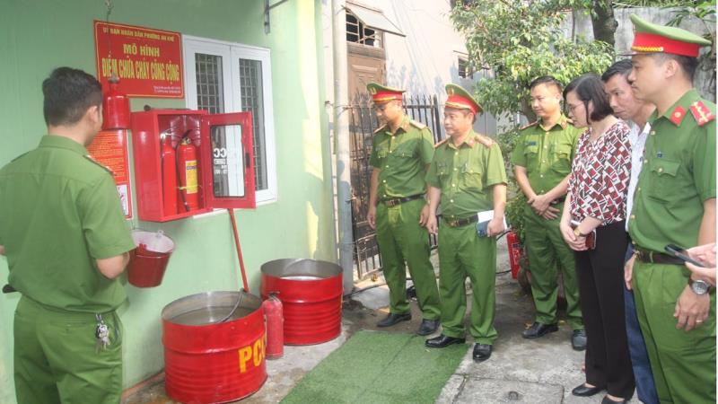 Đại tá Phan Văn Dũng khảo sát thực tế mô hình "Điểm chữa cháy công cộng".