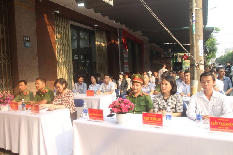 Đại tá Phan Văn Dũng và các đại biểu tham thực tế mô hình"
